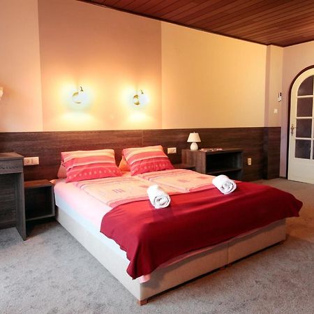 Emi Vendeghaz Hotel Balatonszárszó Екстериор снимка