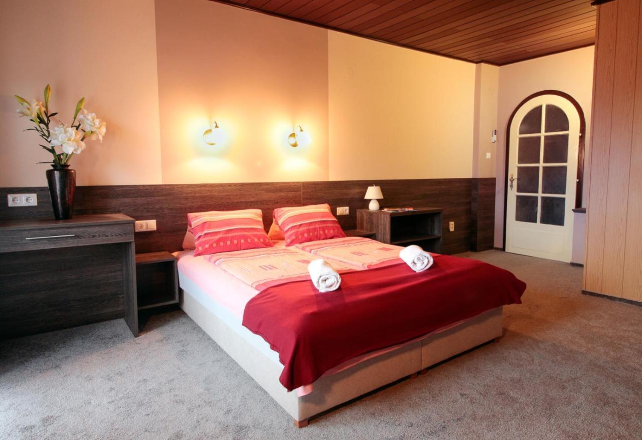 Emi Vendeghaz Hotel Balatonszárszó Екстериор снимка