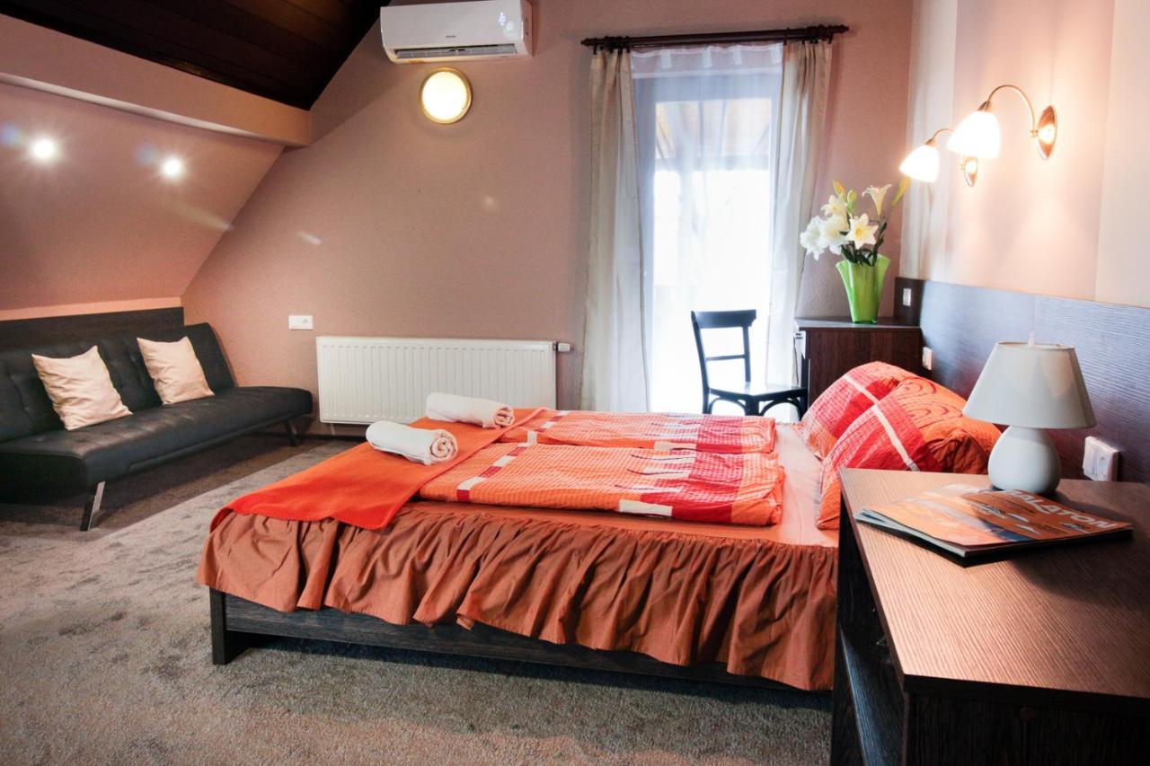 Emi Vendeghaz Hotel Balatonszárszó Екстериор снимка