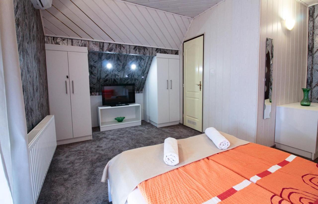 Emi Vendeghaz Hotel Balatonszárszó Екстериор снимка