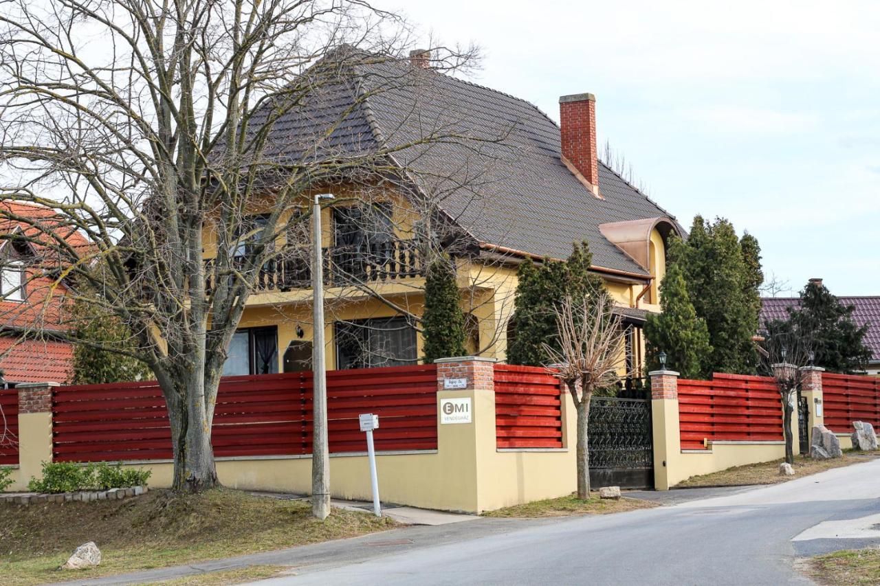 Emi Vendeghaz Hotel Balatonszárszó Екстериор снимка
