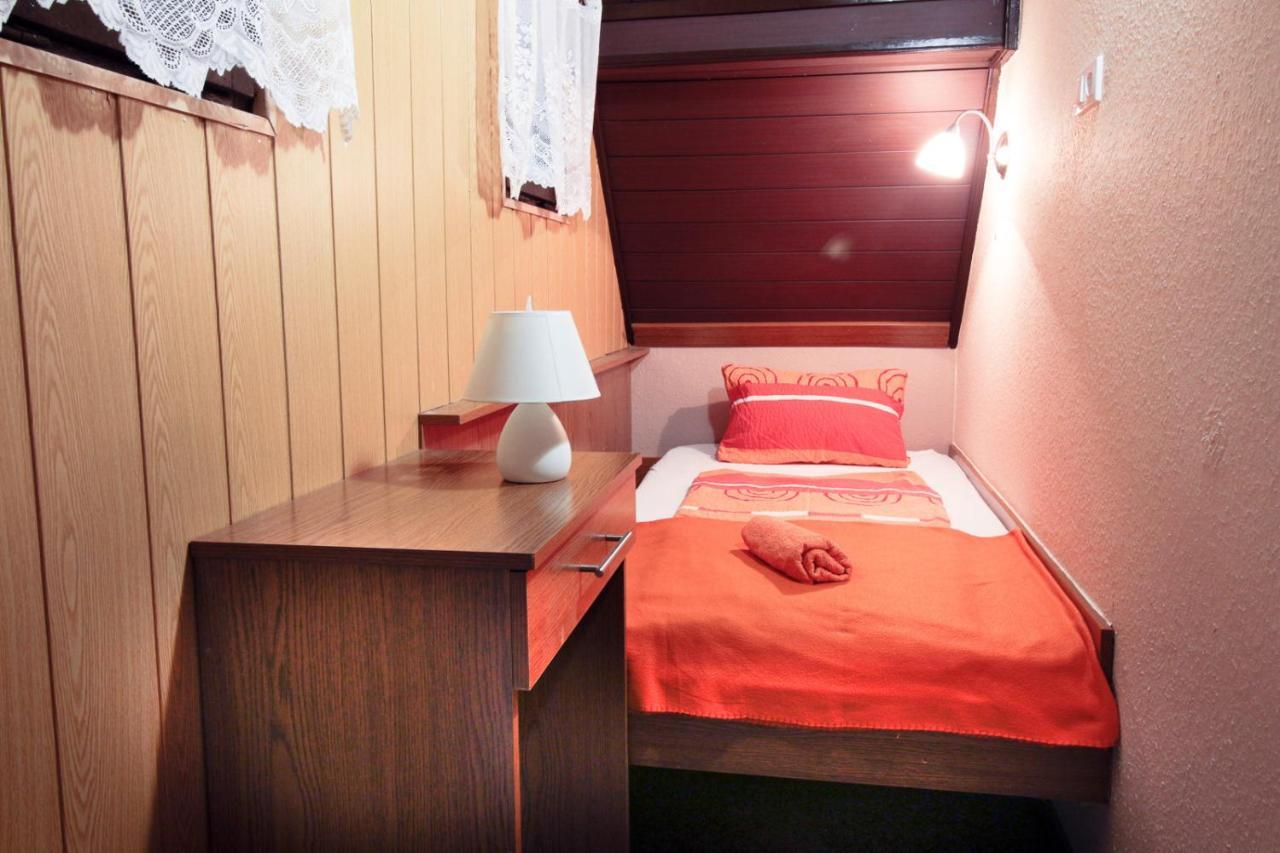 Emi Vendeghaz Hotel Balatonszárszó Екстериор снимка
