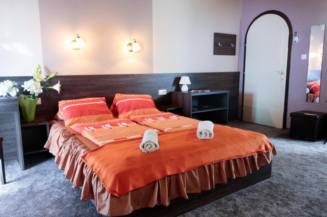 Emi Vendeghaz Hotel Balatonszárszó Екстериор снимка