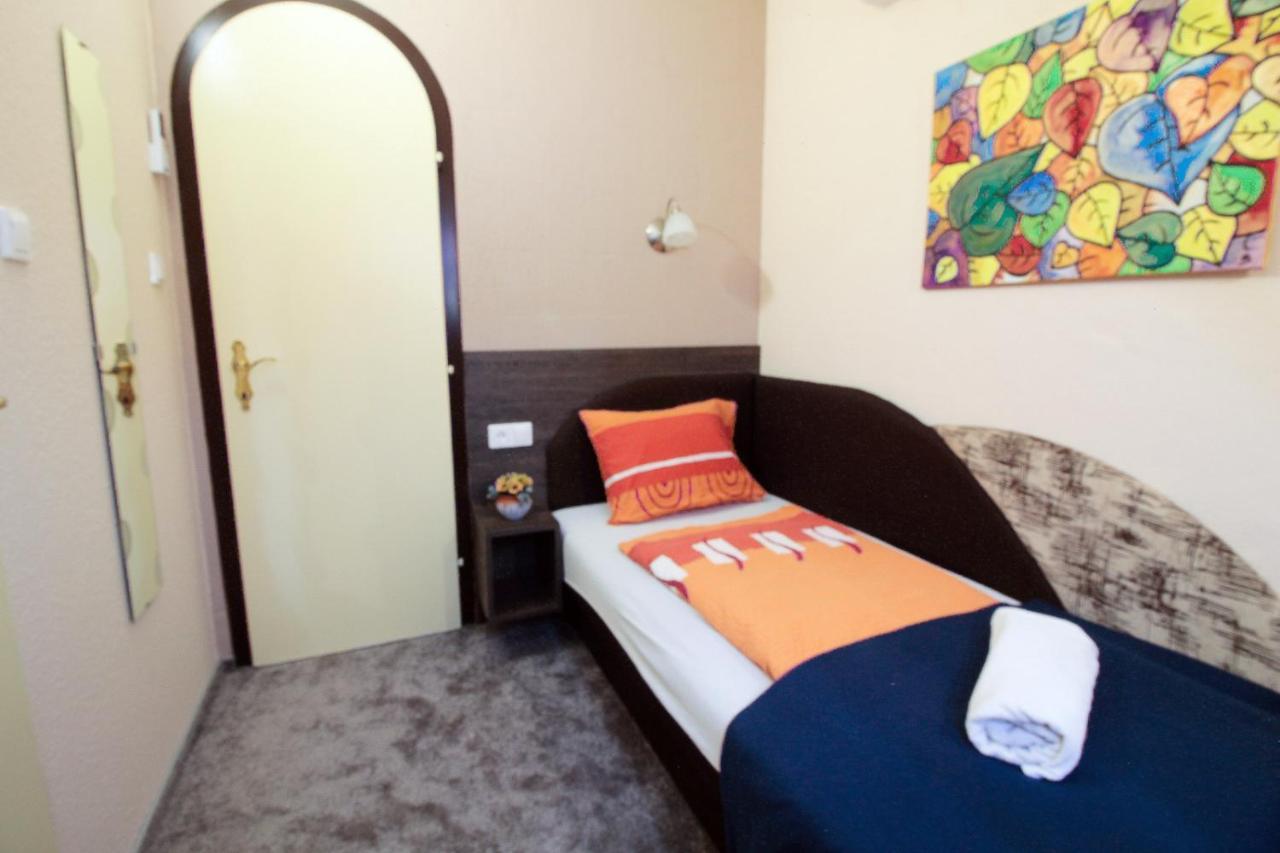 Emi Vendeghaz Hotel Balatonszárszó Екстериор снимка