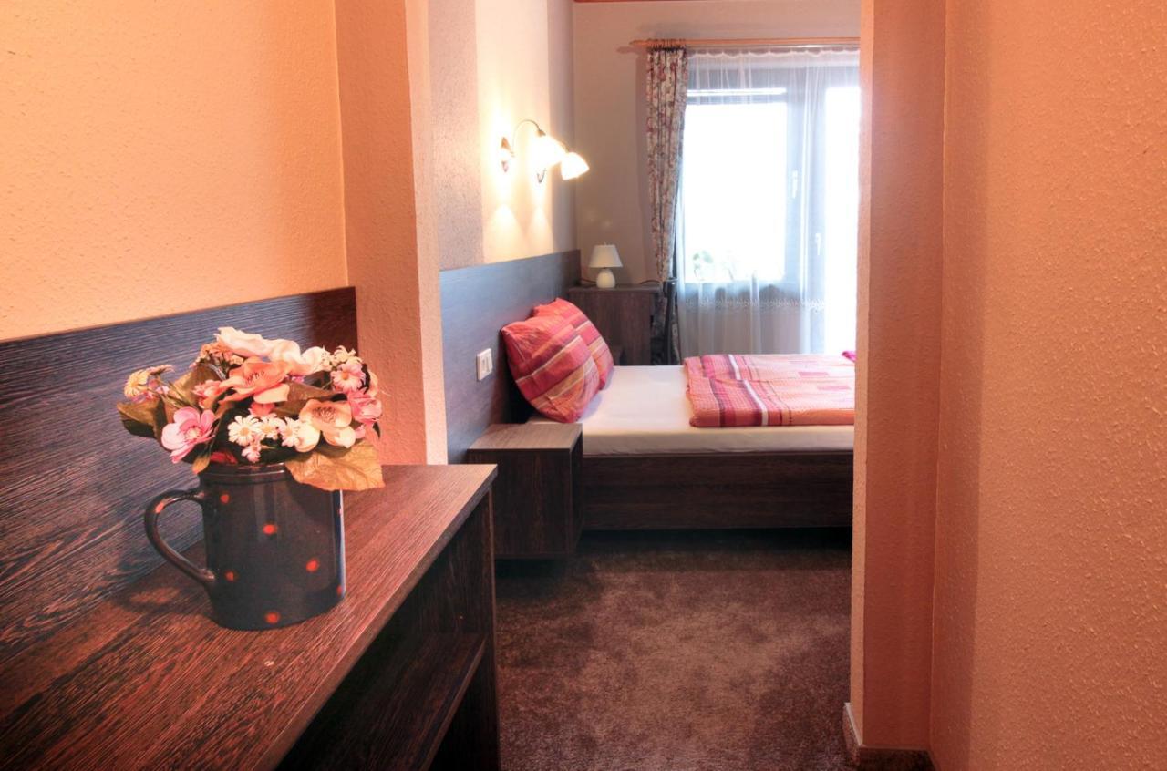 Emi Vendeghaz Hotel Balatonszárszó Екстериор снимка