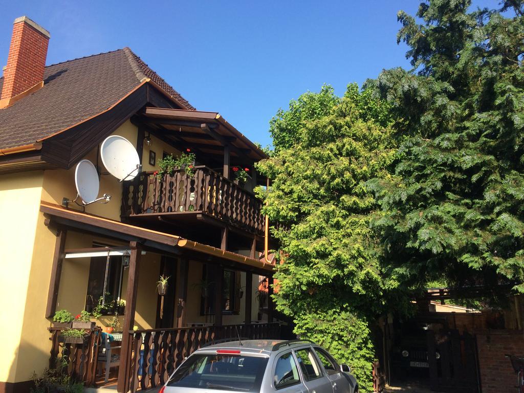 Emi Vendeghaz Hotel Balatonszárszó Екстериор снимка