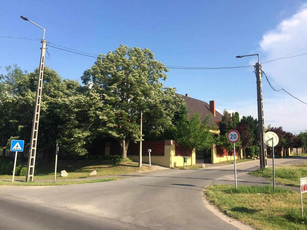Emi Vendeghaz Hotel Balatonszárszó Екстериор снимка