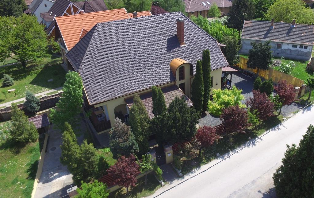 Emi Vendeghaz Hotel Balatonszárszó Екстериор снимка