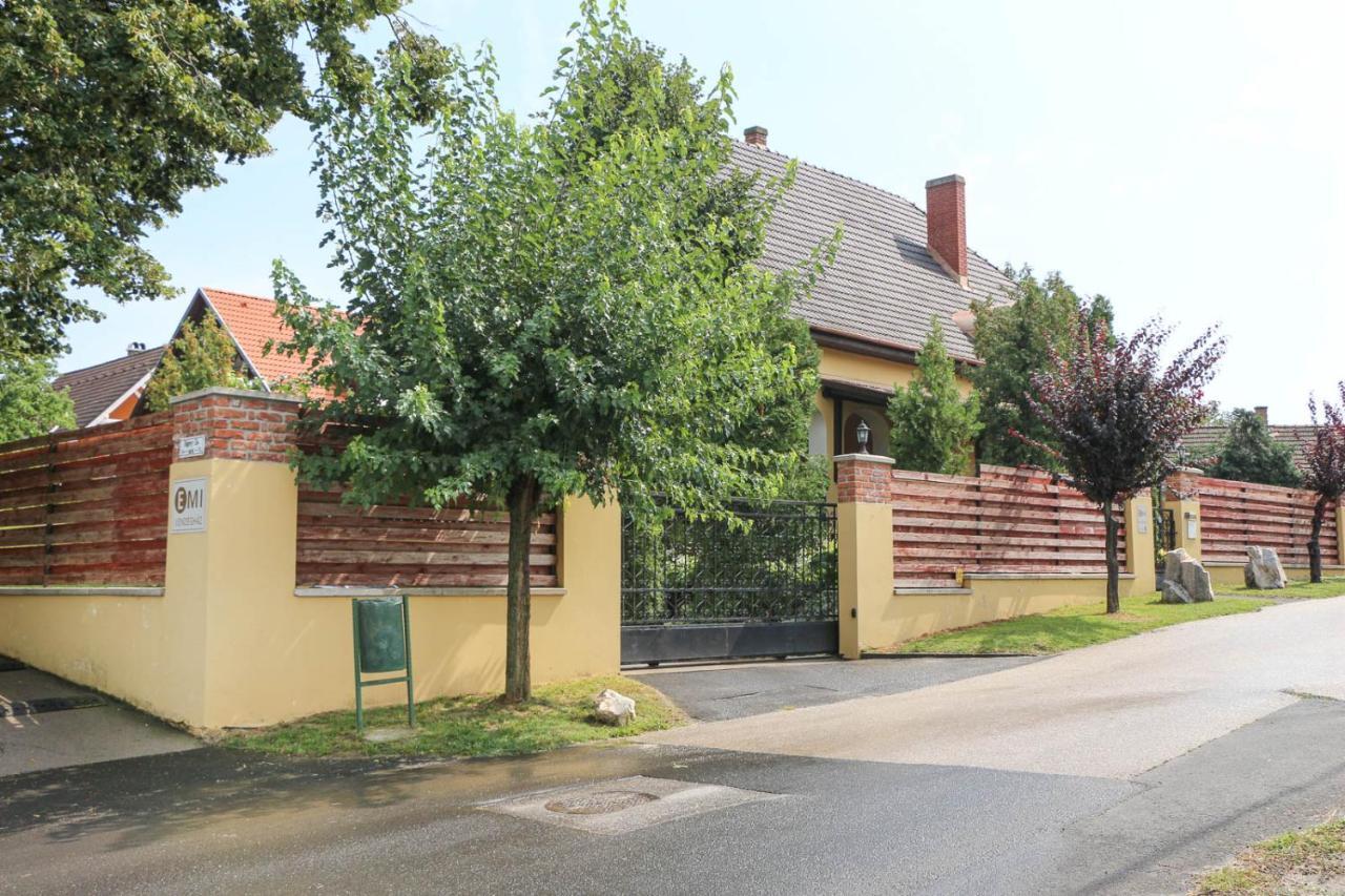 Emi Vendeghaz Hotel Balatonszárszó Екстериор снимка