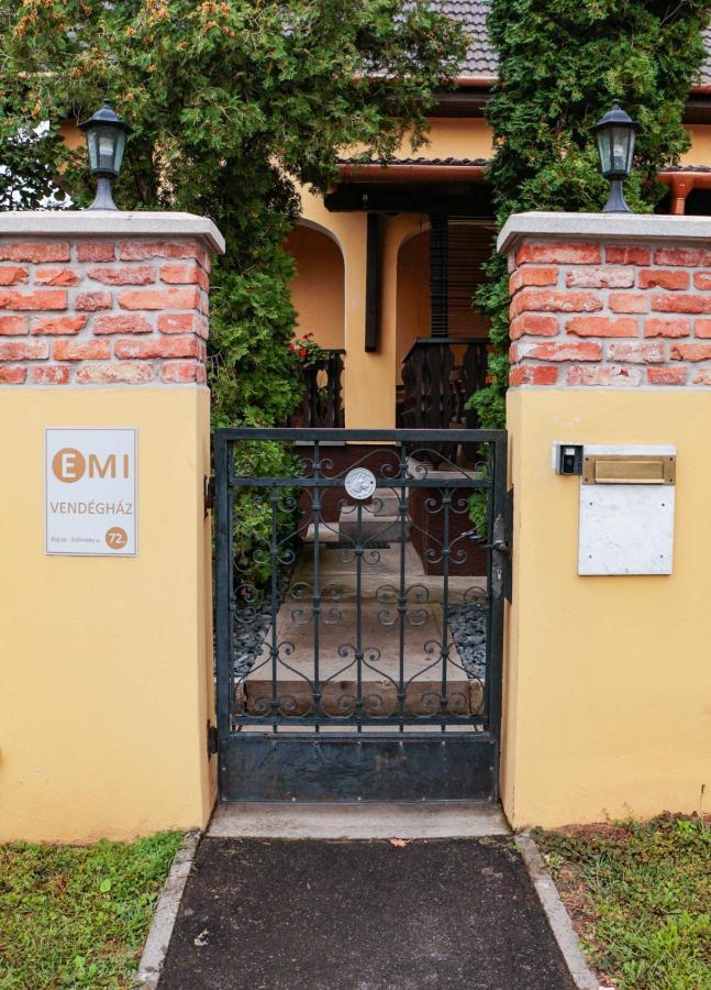 Emi Vendeghaz Hotel Balatonszárszó Екстериор снимка