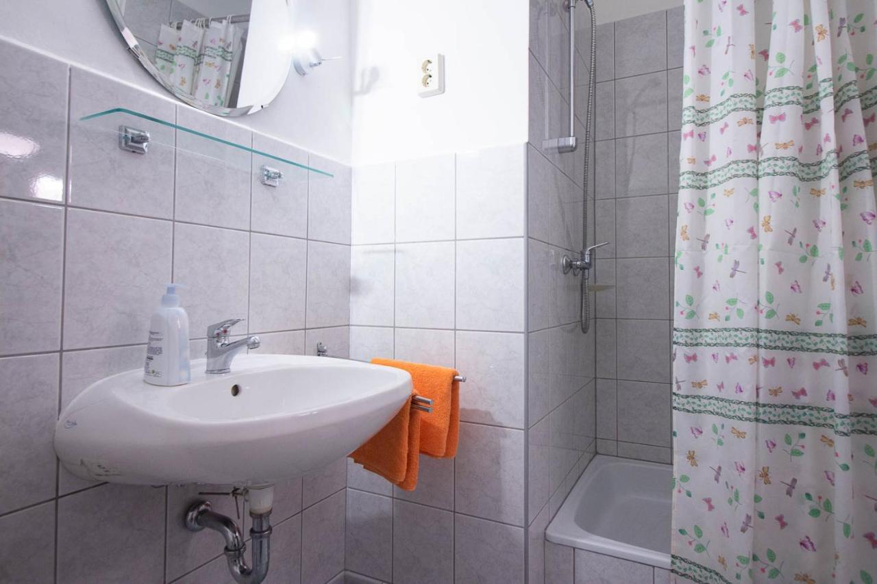 Emi Vendeghaz Hotel Balatonszárszó Екстериор снимка