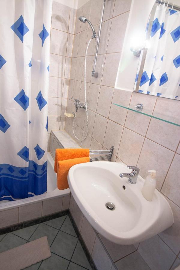 Emi Vendeghaz Hotel Balatonszárszó Екстериор снимка