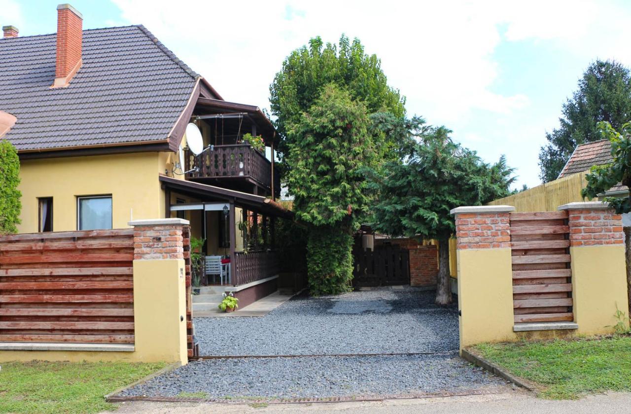 Emi Vendeghaz Hotel Balatonszárszó Екстериор снимка
